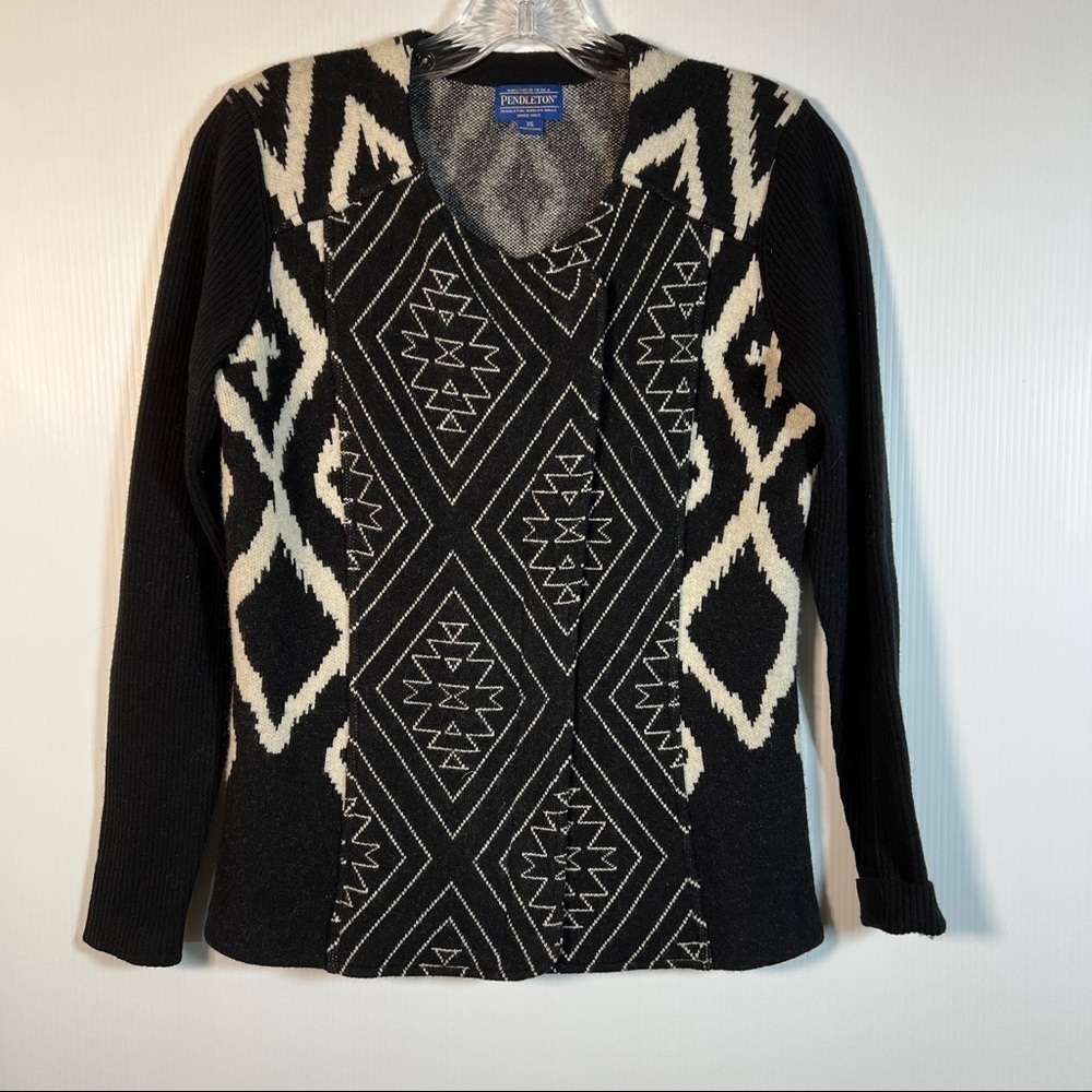 PENDLETON Lambswool Cardigan. Blk/wht. Southwest design on body- ribbed sleeves